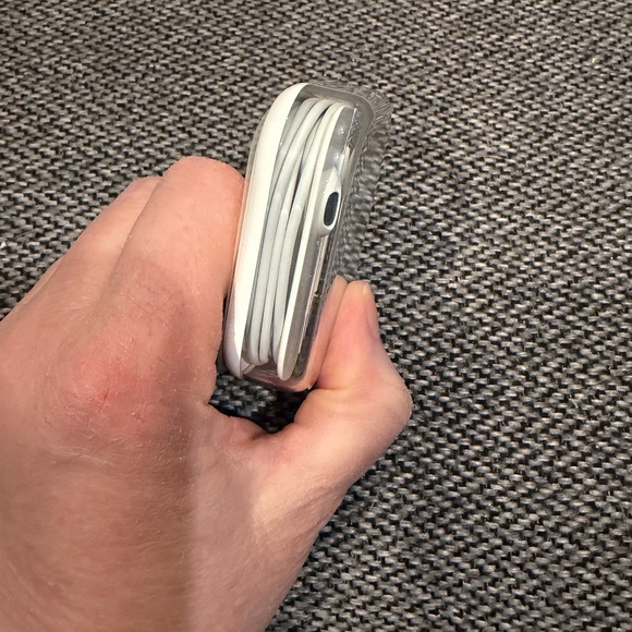 Apple iPhone EarPods With USB-C Connector - Picture 6 of 6